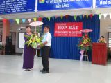 cô Huỳnh Thị Thu Phượng hiệu phó nhà trường nhận hoa chúc mừng từ trưởng ban đại diện cha mẹ học sinh