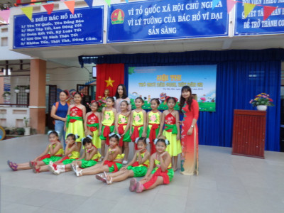 đội thi hát dân ca của trường tiểu học Hiệp Thành