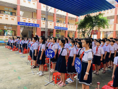 Tặng quà cho các em học sinh nghèo vượt khó Trường Tiểu học Hiệp Thành.