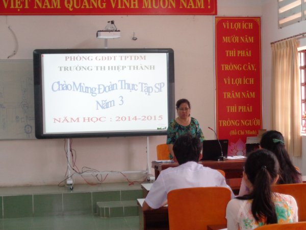 Cô Nguyễn Thị Thu Thủy báo cáo tại buổi đón đoàn TTSP