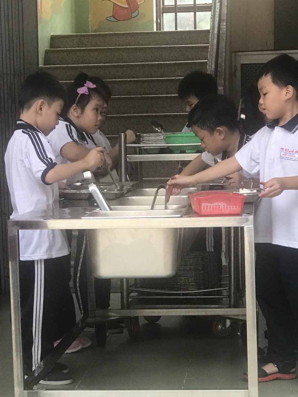 Tiểu học Hiệp Thành :Thú vị  học sinh tự phục vụ trong bữa ăn