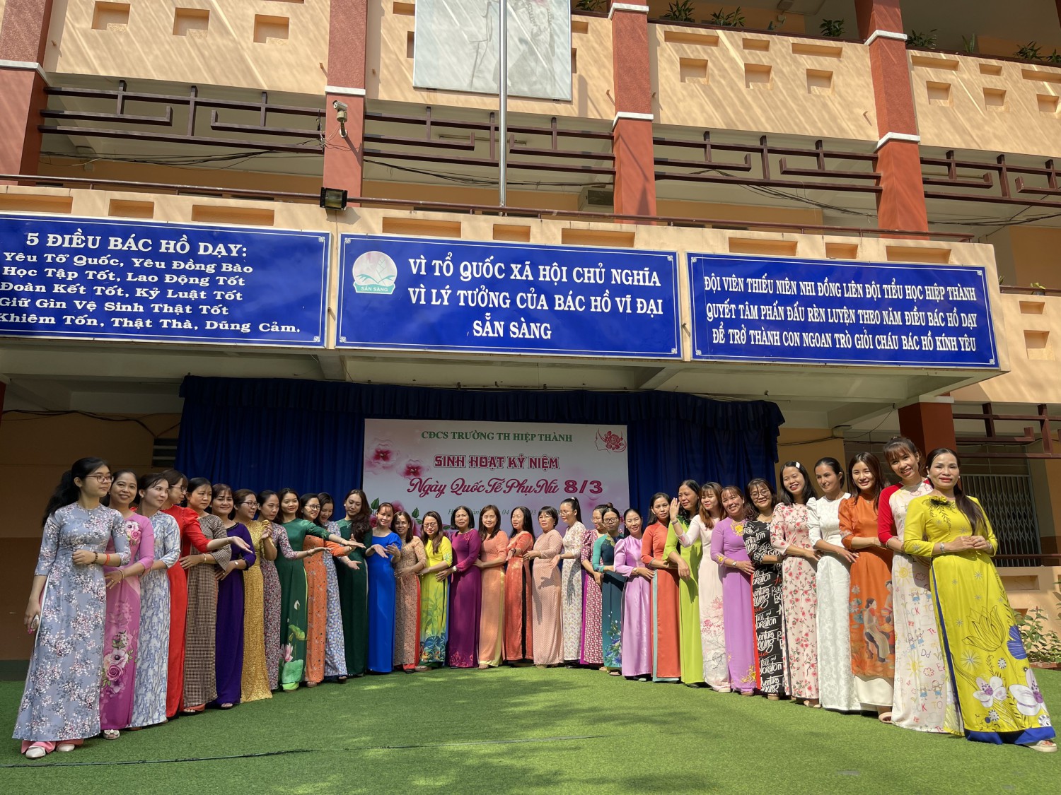 Hưởng ứng "Tuần lễ áo dài" của Trường Tiểu học Hiệp Thành, tôn vinh vẻ đẹp của áo dài và người phụ nữ Việt Nam