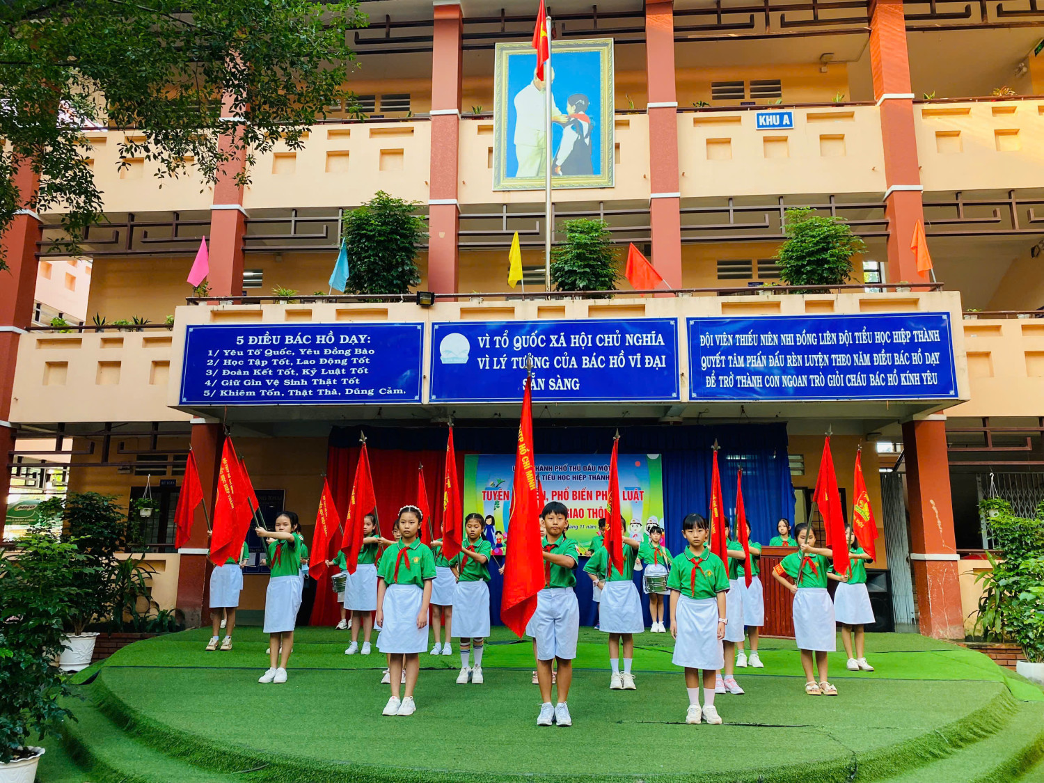 Buổi tuyên truyền an toàn giao thông của trường tiểu học Hiệp Thành